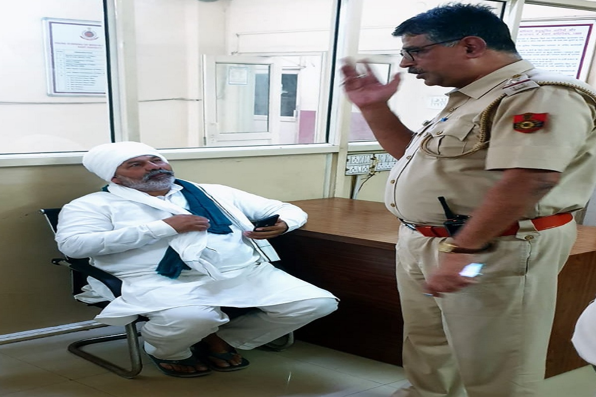 Rakesh Tikait Arrested: गाजीपुर बॉर्डर से राकेश टिकैत हुए गिरफ्तार, पुलिस ने थाने में बैठाया, सामने आई तस्वीर