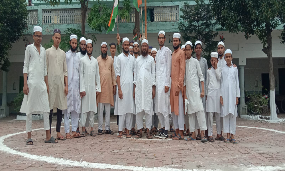 Independence Day 2022: मदरसों में लगे ‘भारत माता की जय’ के नारे, बच्चों ने बाइक्स पर निकाली तिरंगा रैली