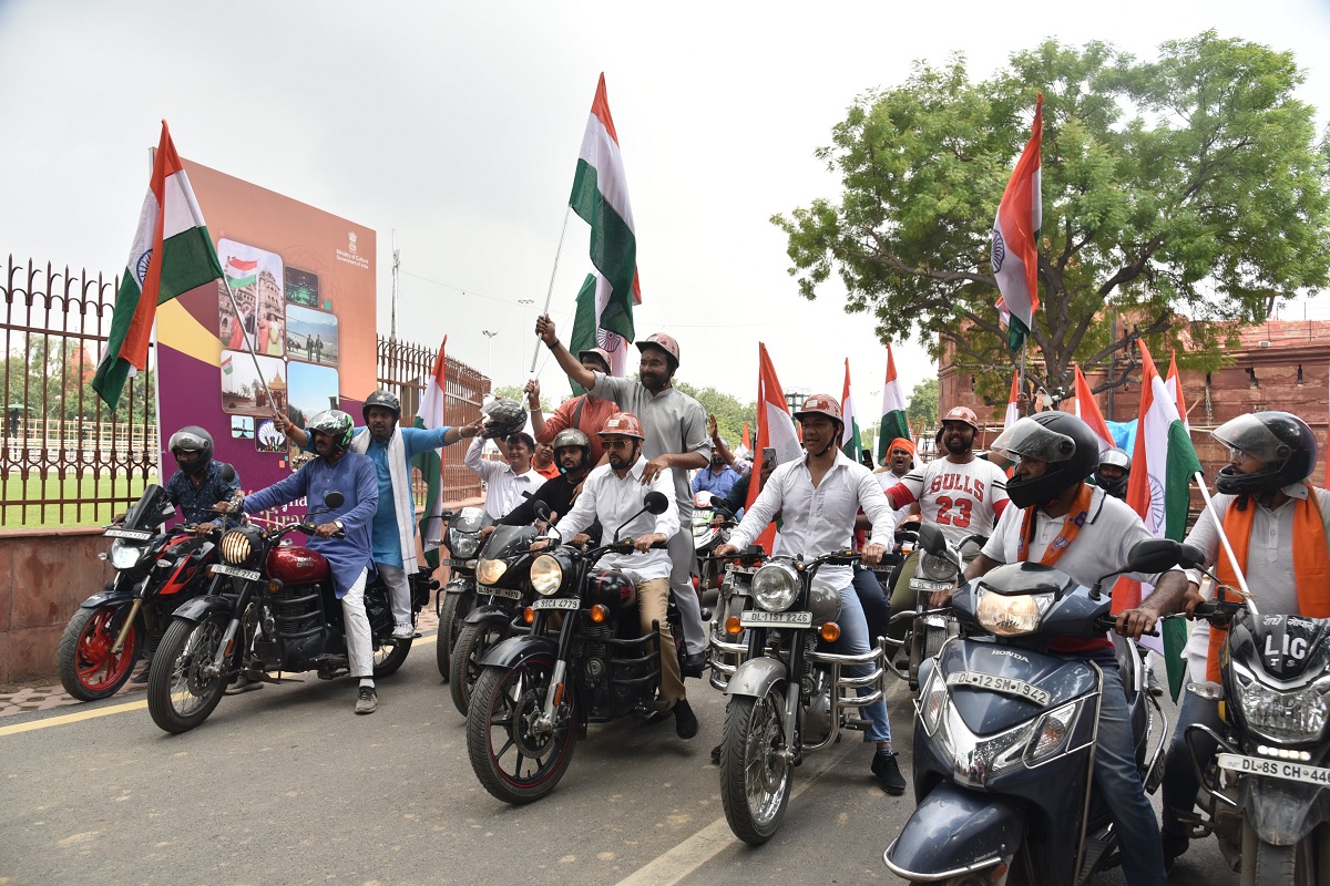 TIRANGA BIKE RALLY: तिरंगा रैली पर सियासत तेज, विपक्षी सांसदों के शामिल नहीं होने पर भड़की BJP