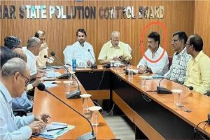 Bihar: कानून मंत्री कार्तिकेय सिंह के बाद अब विवादों में तेजप्रताप यादव, जीजा शैलेश कुमार को साथ लेकर कर रहे विभाग की बैठक