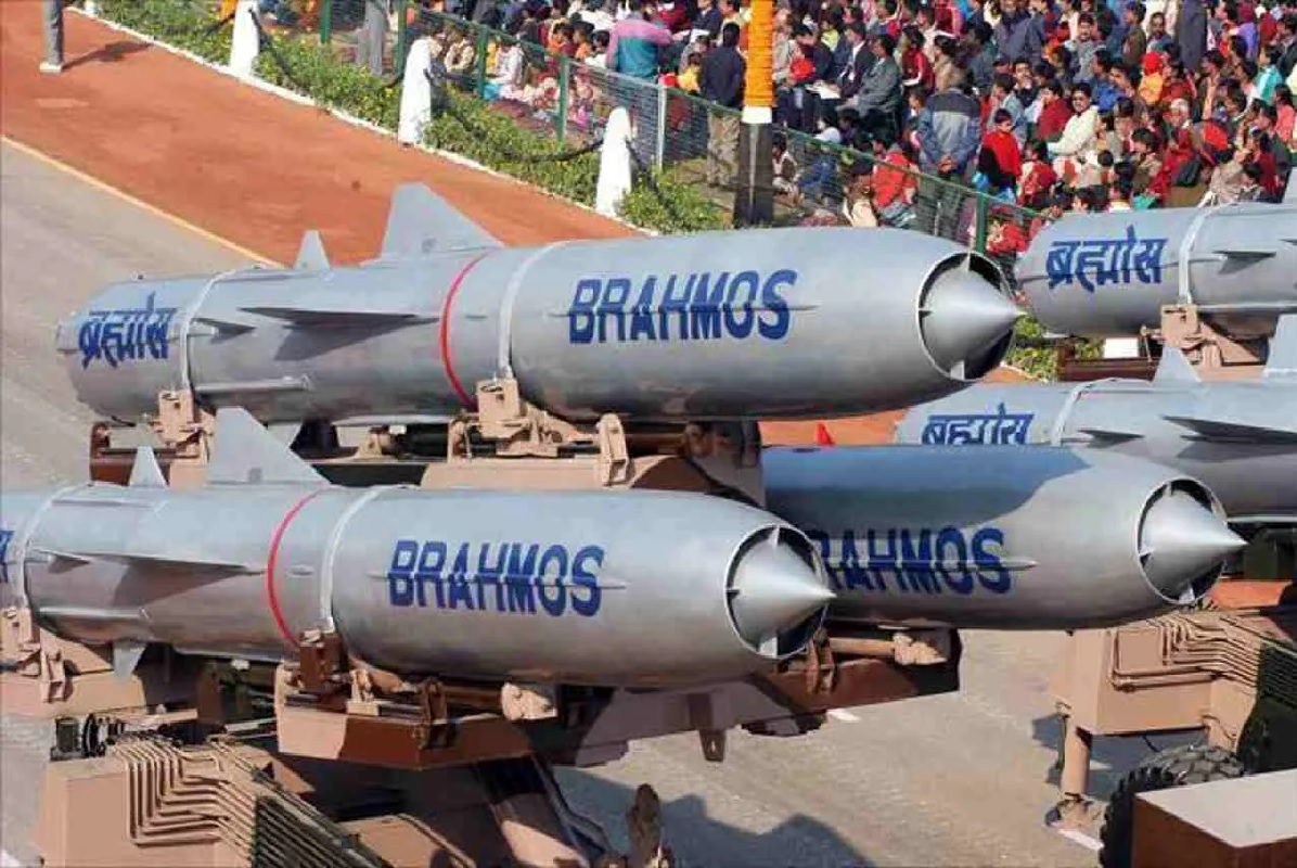 BrahMos Missile: ब्रह्मोस मिसफायर मामले में बड़ा एक्शन, पाकिस्तान जा गिरी थी मिसाइल, एयरफोर्स के तीन अफसर हुए बर्खास्त