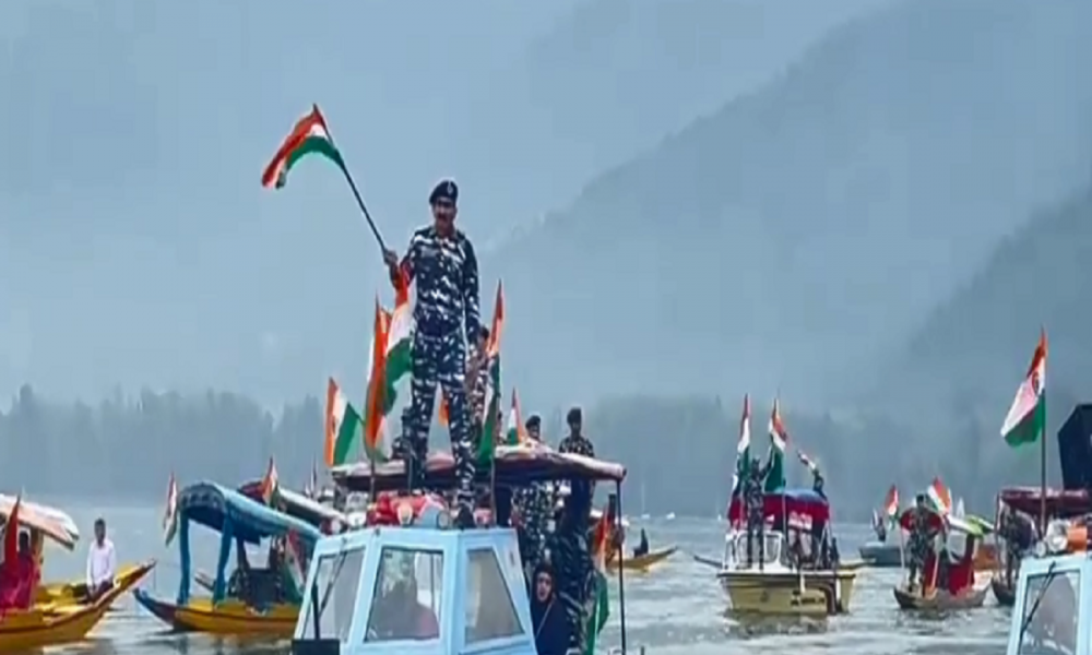 Har Ghar Tiranga: डलझील में शान से लहराया तिरंगा, उपराज्य पाल मनोज सिन्हा ने ‘तिरंगा शिकारा रैली’ को दिखाई हरी झंडी