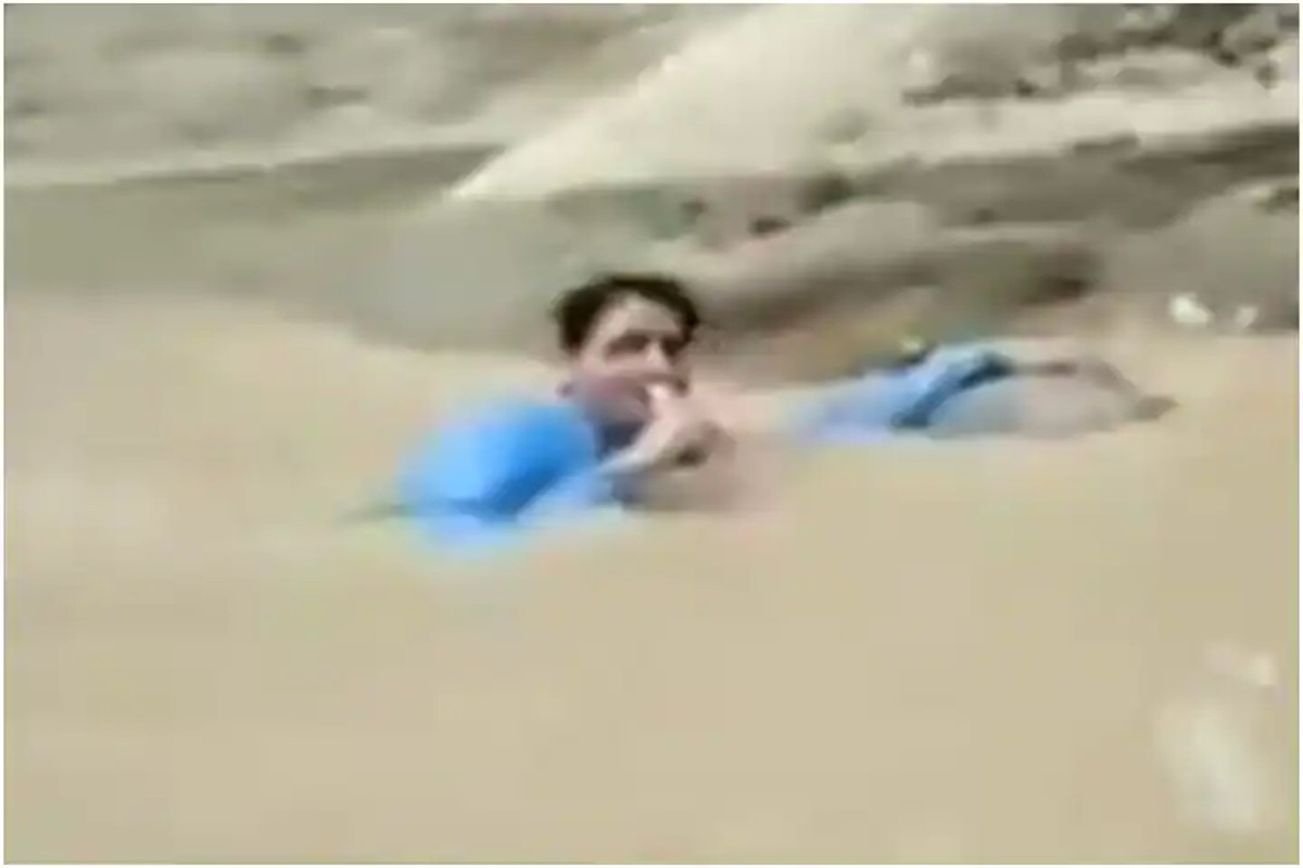 Video: बाढ़ से त्रस्त हुआ पाकिस्तान तो वहीं पत्रकार ने कर दी होश उड़ाने वाली रिपोर्टिंग; चांद नवाब की आई याद