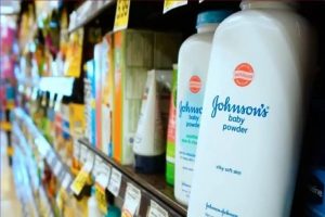 Johnson & Johnson Baby Powder: जॉनसन एंड जॉनसन कंपनी के पाउडर की ब्रिकी होगी बंद, कैंसर फैलने के लगे आरोप