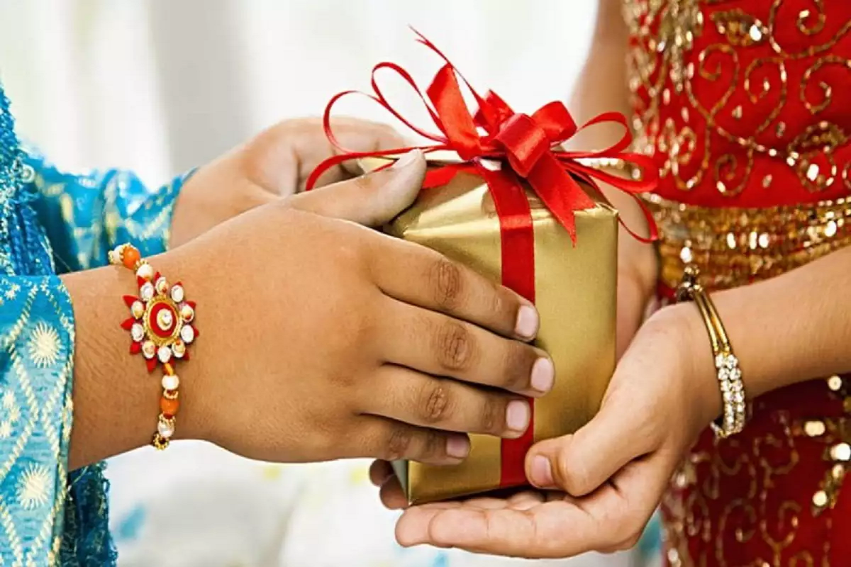 Raksha Bandhan 2022: राशि के हिसाब से बहनों को देंगे उपहार, तो चमक जाएगी उनकी किस्मत