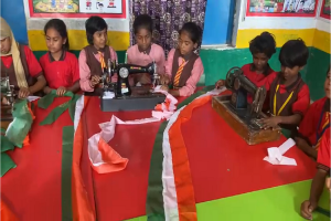 Moradabad: तिरंगा महोत्सव को पंख दे रहीं नन्हीं बच्चियां, स्कूल में कई दिनों से मशीन में सिलकर तैयार कर रहीं राष्ट्रध्वज