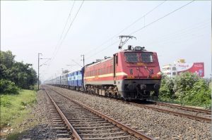Big Accident Averted: टल गया बड़ा हादसा ! चलती ट्रेन के कोच में आया क्रैक, रेलवे अधिकारियों ने नजर पड़ते ही उतारे यात्री