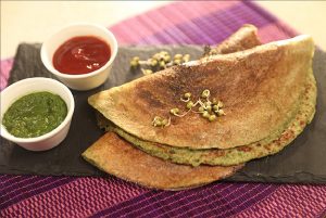 Raagi And Sprouts Cheela Recipe: रागी और दाल से बनाएं टेस्टी चीला, वजन भी होगा कम