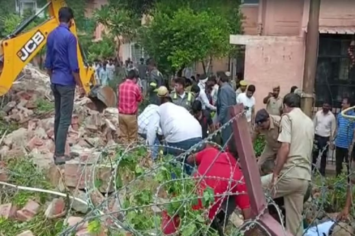 Noida: नोएडा के जलवायु विहार में गिरी बाउंड्री की दीवार, कई लोगों के दबे होने की आशंका, 4 की मौत
