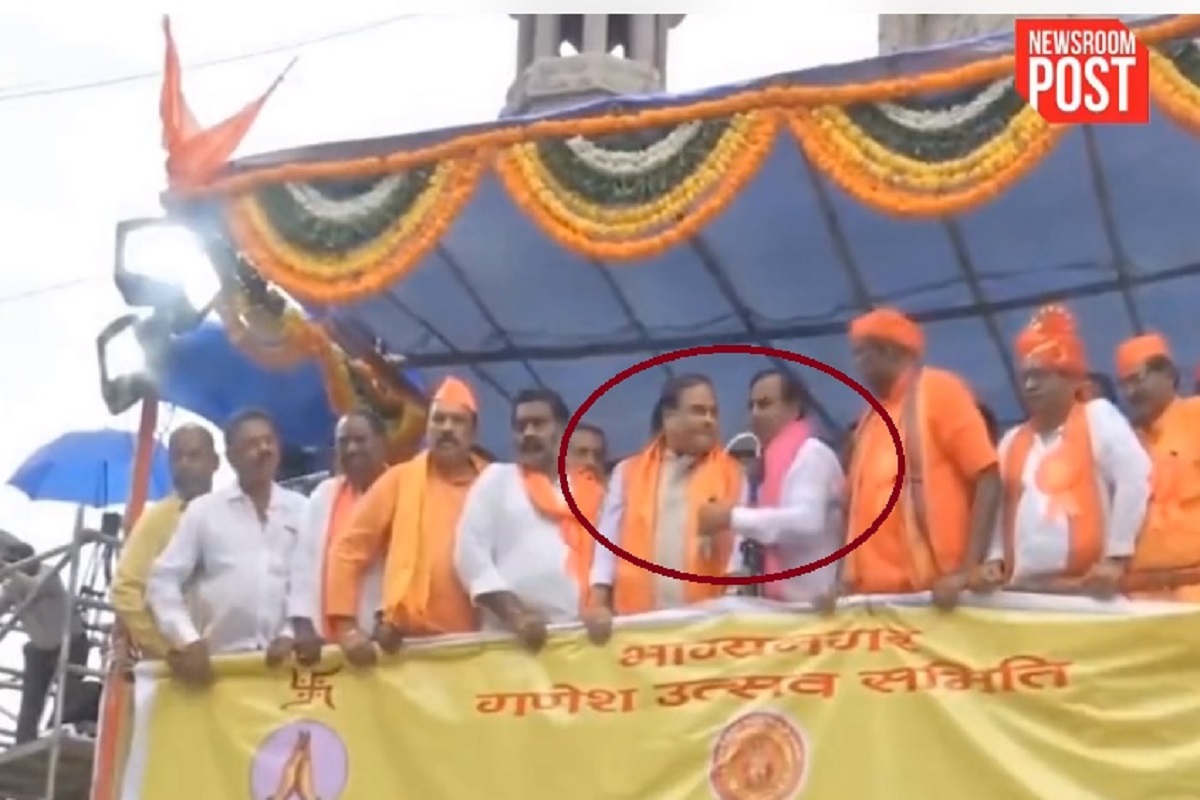 Video: CM हिमंता बिस्वा सरमा की सुरक्षा में चूक, भरी सभा में स्टेज पर पहुंचे शख्स ने मुख्यमंत्री के हाथ से छीना माइक और फिर…!