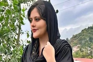IRAN: ईरान में कट्टरपंथियों के खिलाफ 22 वर्षीय युवती ने खोला मोर्चा, किया हिजाब नहीं पहनने का ऐलान, तो गंवानी पड़ी जान  