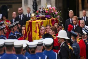 Queen Elizabeth II funeral:  क्वीन एलिजाबेथ का आखिरी सफर हुआ समाप्त, भावुक हुए किंग चार्ल्स