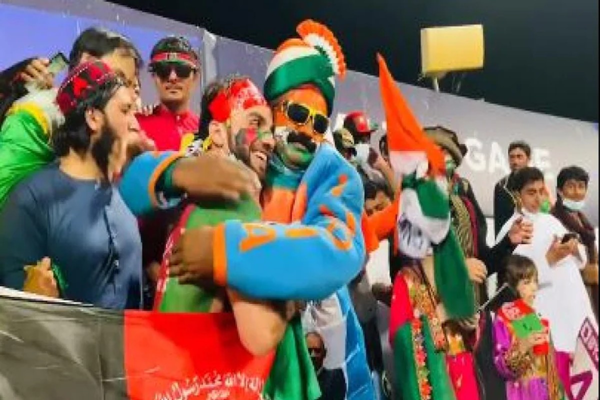 Video: एक दिन पहले स्टेडियम में पाकिस्तानियों को कूटने वाले अफगान क्रिकेट फैंस ने हार के बावजूद भारतीयों को लगाया गले, वीडियो वायरल