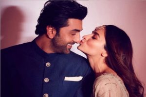 Alia Bhatt: शादी के बाद आलिया ने शेयर की पति रणबीर संग रोमांटिक तस्वीर,चांदनी रात में दोनों कपल हुए कोजी