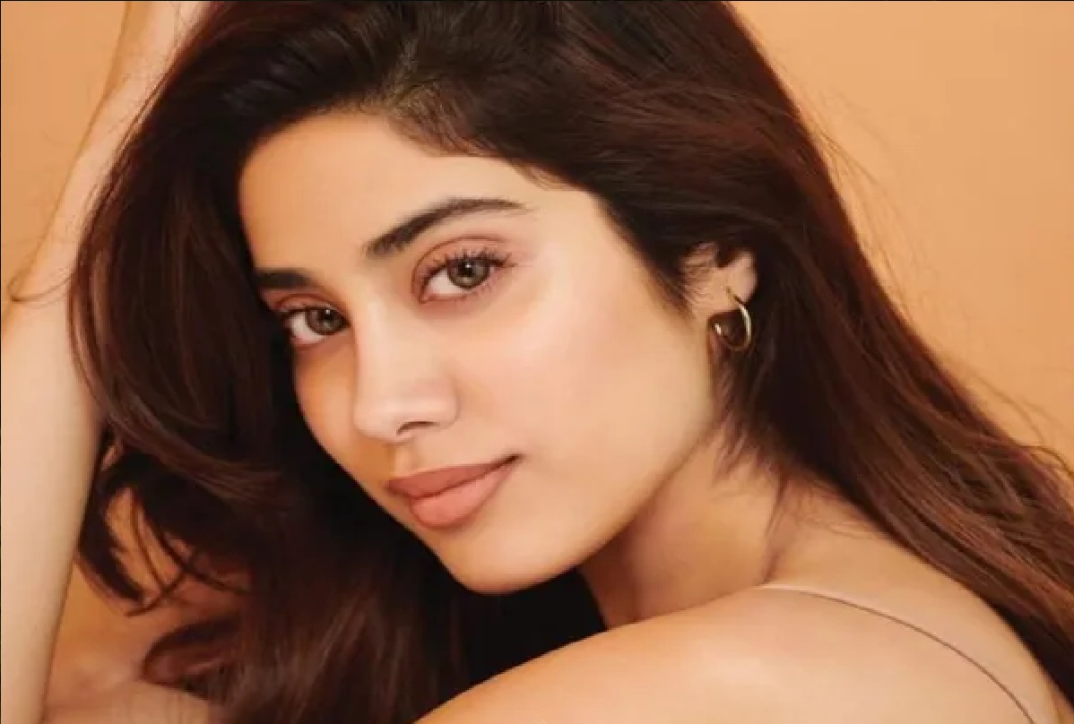 Janhvi Kapoor Beauty Secrets: ग्लोइंग स्किन पाने के लिए सुबह-सुबह ये ट्रिक अपनाती हैं जाह्नवी कपूर, कभी नहीं भूलती ये काम