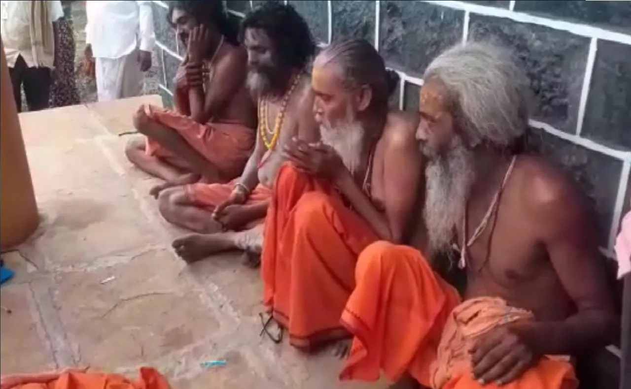 Maharashtra: एक बार फिर महाराष्ट्र में दर्शन करने आए साधुओं की बेरहमी से पिटाई, लाठी-डंडे से दौड़ा-दौड़ा कर पीटा
