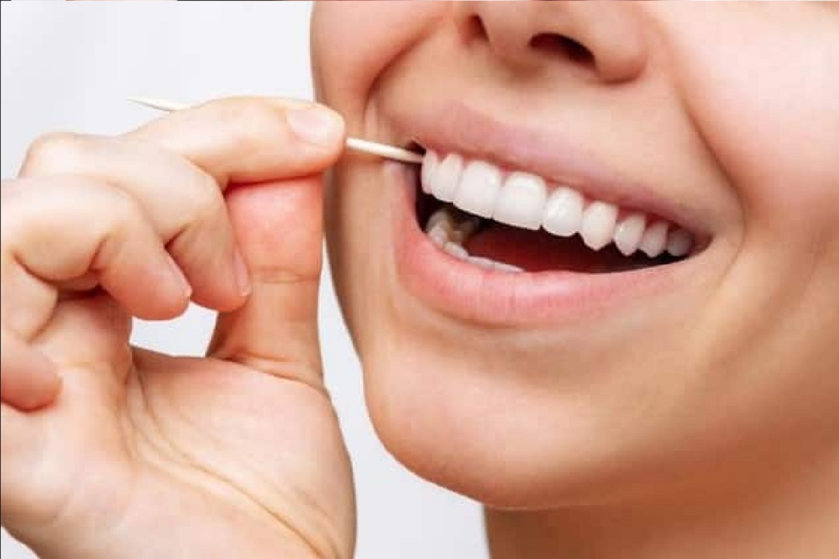 Tooth Care Tips: टूथपिक से दांत साफ करने की आदत को अभी छोड़े, वरना होगी दिक्कत