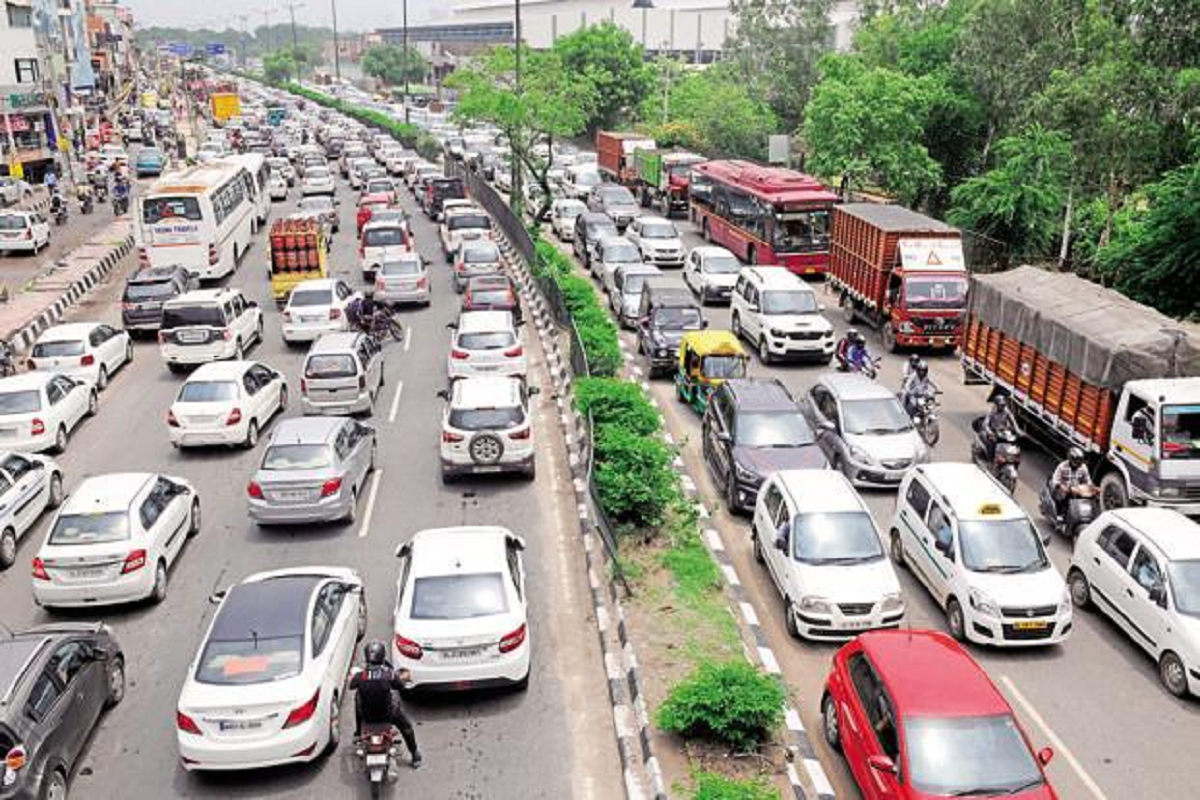 Delhi Traffic: त्योहारों के मौसम में दिल्ली की इन जगहों पर मिलेगा भारी जाम, घर से निकलने से पहले चेक जरूर कर लें