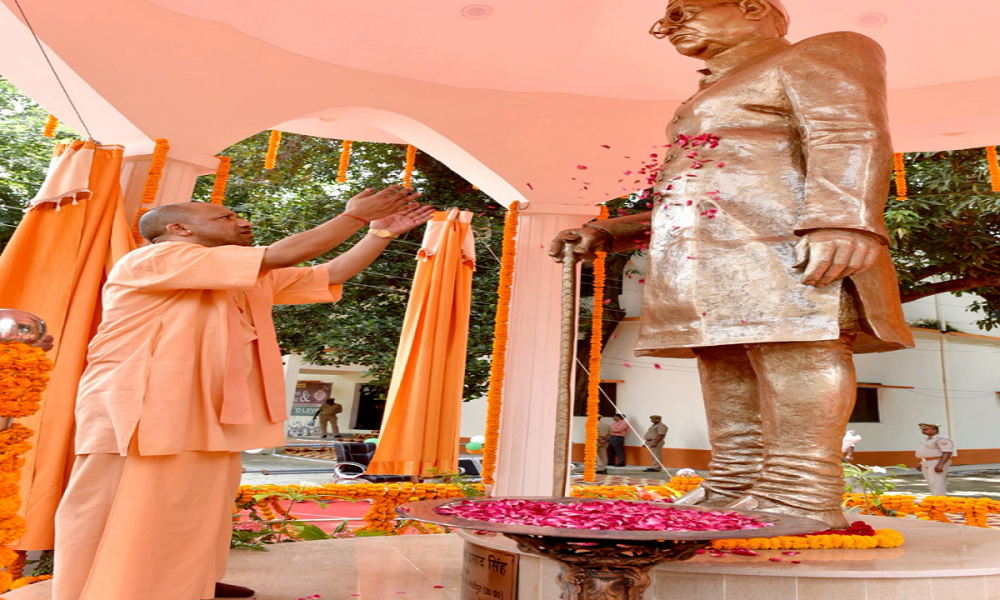 UP News: सीएम योगी ने बाबू राजेश्वर प्रसाद सिंह की प्रतिमा का किया अनावरण, कहा-‘पूर्वजों और विरासत के सम्मान से ही भारत बनेगा विकसित राष्ट्र’