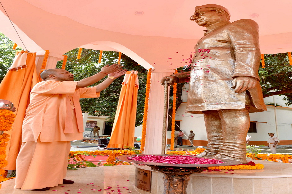 UP News: सीएम योगी ने बाबू राजेश्वर प्रसाद सिंह की प्रतिमा का किया अनावरण, कहा-‘पूर्वजों और विरासत के सम्मान से ही भारत बनेगा विकसित राष्ट्र’