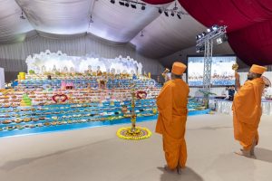 UAE: अबू धाबी के BAPS हिंदू मंदिर में धूमधाम से मनाई गई दीवाली, 10 हजार से भी अधिक जुटे श्रद्धालु