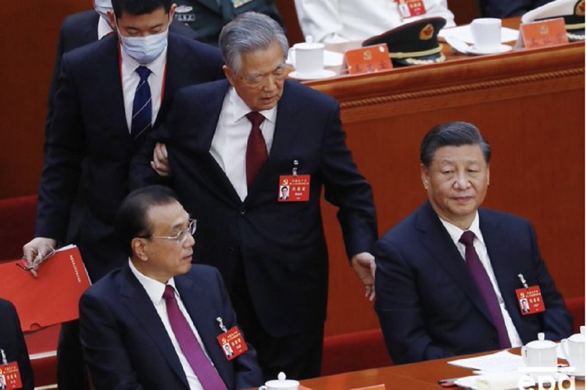 Video: कैमरे में कैद शी जिनपिंग की तानाशाही, पूर्व राष्ट्रपति हू जिंताओ को  मीटिंग से बेइज्जत कर निकाला बाहर