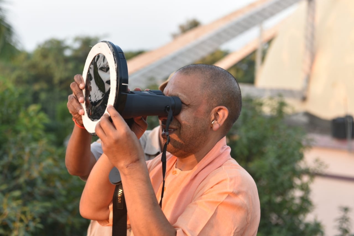 Yogi Adityanath : वीर बहादुर सिंह नक्षत्रशाला पहुंचे CM योगी ने टेलीस्कोप से देखा आंशिक सूर्यग्रहण का नजारा