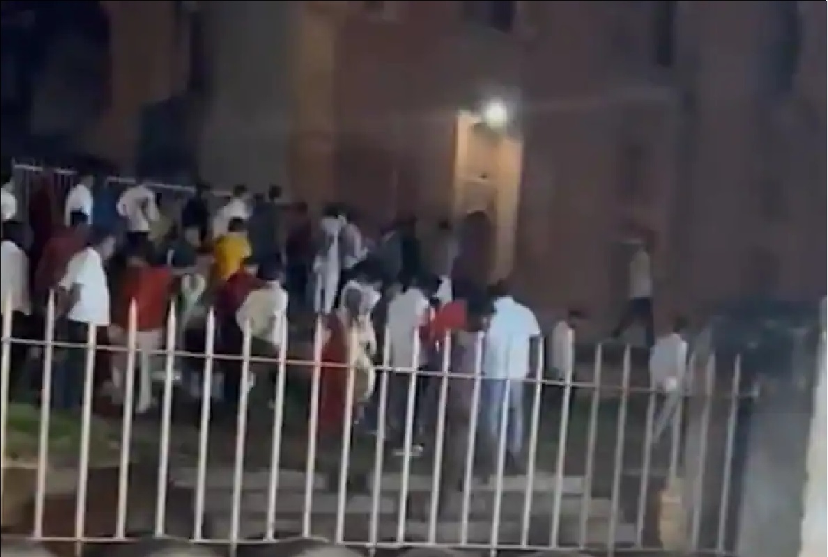 Karnataka: दशहरा पर मस्जिद घुसकर भीड़ ने की पूजा तो भड़के ओवैसी, बोले- ‘मुसलमानों को नीचा दिखाने…’