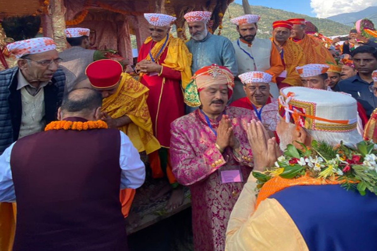 PM Modi: हिमाचल प्रदेश दौरे के दौरान पीएम मोदी ने धूमधाम से मनाया दशहरा, साझा कीं मंत्रमुग्ध कर देने वाली तस्वीरें