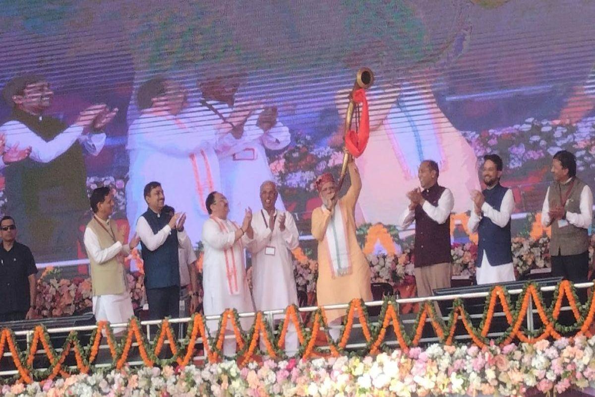 PM Modi in Himachal: हिमाचल में चुनाव से पहले फॉर्म में PM मोदी, विजयादशमी पर  फूंका विजयी शंखनाद, जयराम सरकार की गिनाई उपलब्धियां
