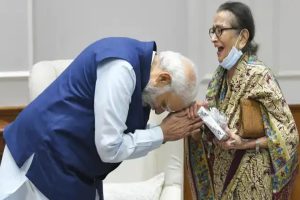 PM Modi: आखिर कौन हैं ये महिला? जिसे सम्मान देने के लिए PM मोदी ने जोड़े अपने दोनों हाथ