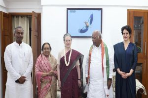 Mallikarjun Kharge: 24 साल बाद कांग्रेस को मिला नया बॉस, खड़गे को बधाई देने उनके घर पहुंची सोनिया और प्रियंका