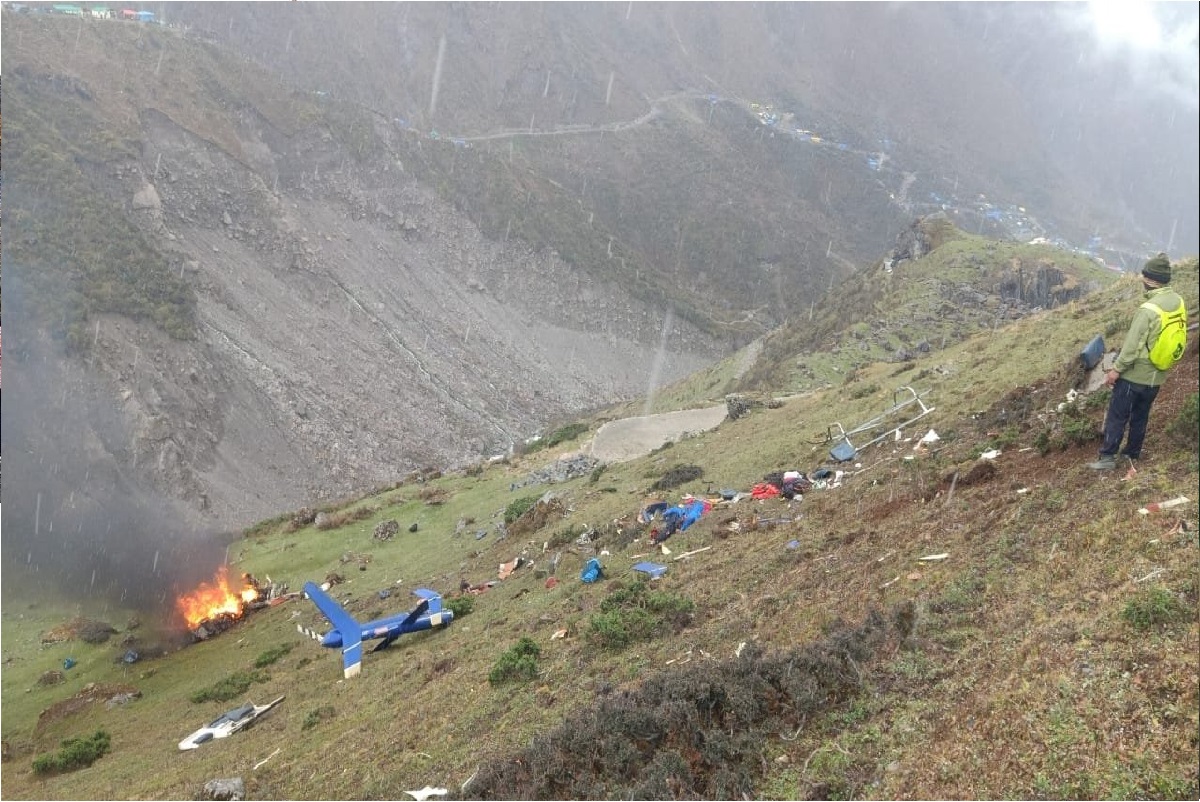 Uttarakhand: केदारनाथ में बड़ा हादसा, निजी कंपनी का हेलीकॉप्टर हुआ क्रैश