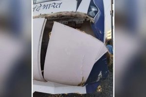 Vande Bharat Express: फिर हादसे का शिकार हुई वंदे भारत एक्सप्रेस, बाल-बाल बचे यात्री, ट्रेन हुई क्षतिग्रस्त