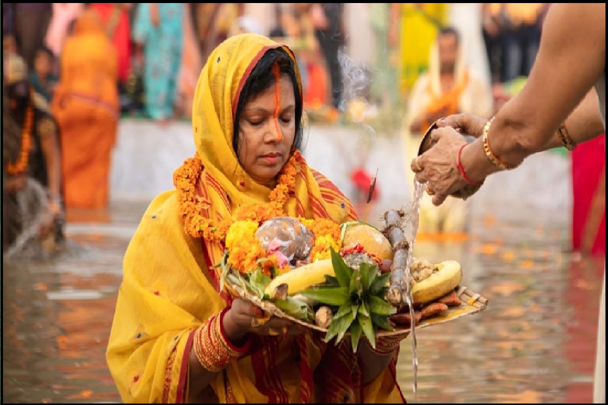 Chath Pooja 2022: बिहारी समाज की महिलाएं क्यों लगाती है नाक से सिंदूर, क्या है नारंगी रंग के ही सिंदूर लगाने की वजह?