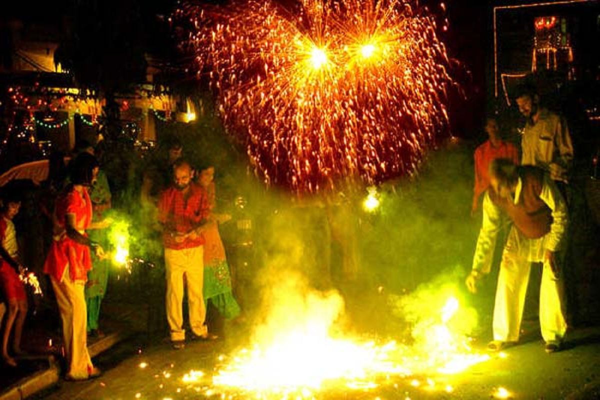 Diwali 2022: पटाखे फोड़ते समय ध्यान रखें ये बातें, वरना आपकी दिवाली हो सकती है खराब