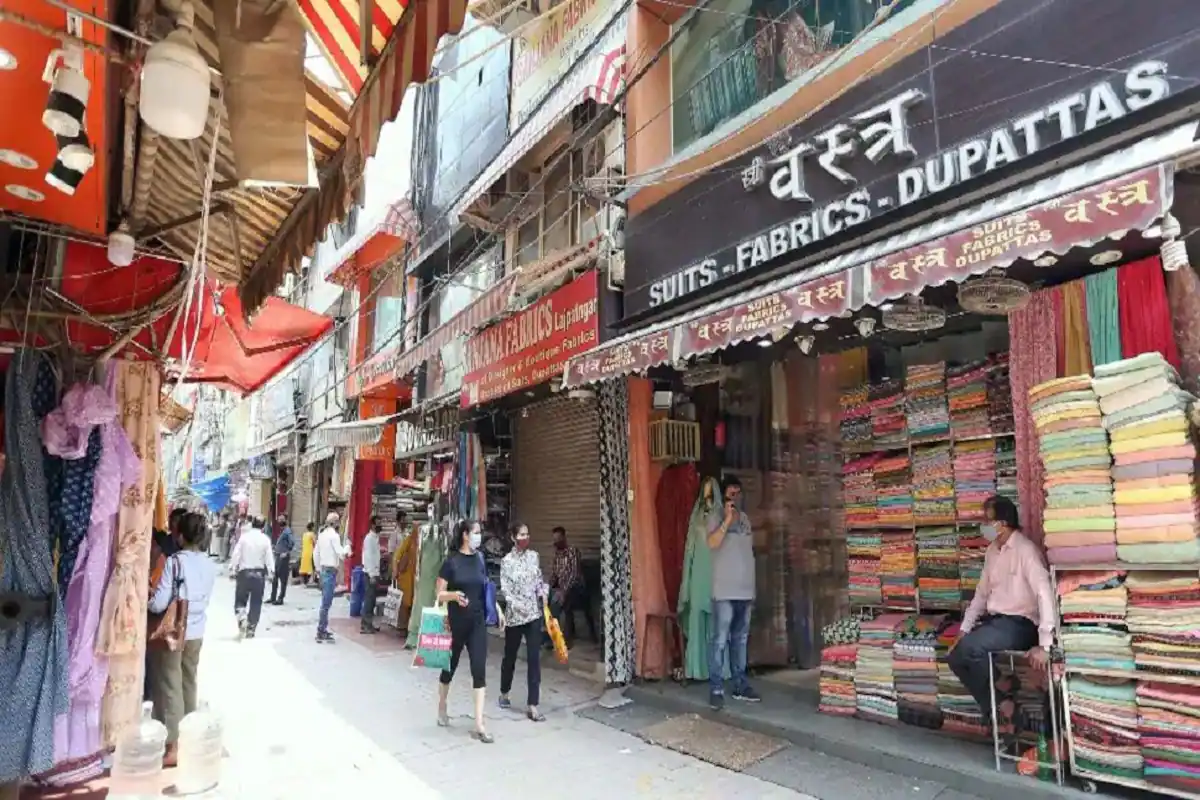 Karva Chauth 2022 Shopping Tips: अगर करवाचौथ पर सता रही शॉपिंग की चिंता, तो दिल्ली की इन जगहों से सस्ते में खरीदा जा सकता है सामान