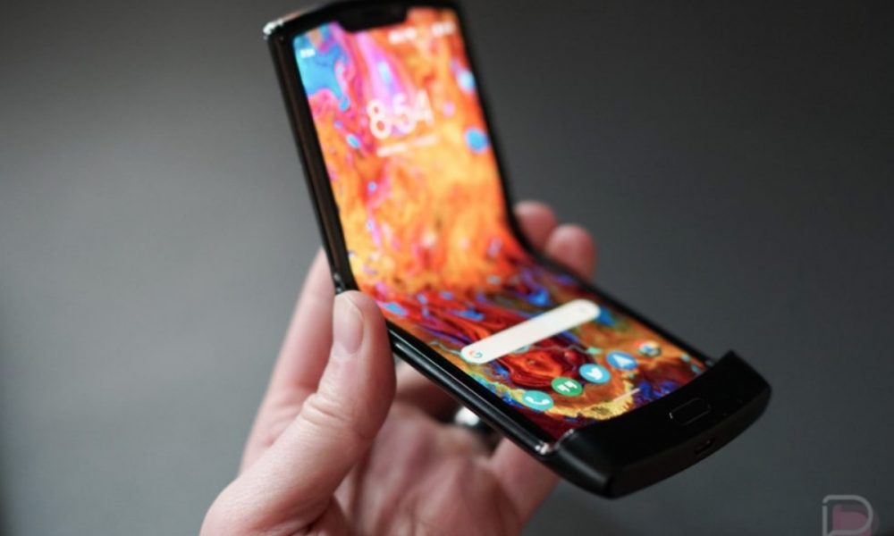 Tech News : Motorola ग्लोबल मार्केट में लॉन्च करने वाला है बीच से मुड़ने वाला फोन, लॉन्च से पहले ही कीमत और फीचर्स हुए लीक