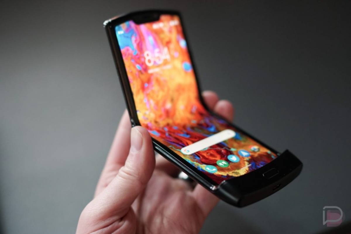 Tech News : Motorola ग्लोबल मार्केट में लॉन्च करने वाला है बीच से मुड़ने वाला फोन, लॉन्च से पहले ही कीमत और फीचर्स हुए लीक