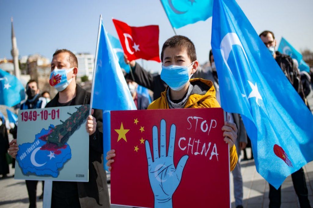 Uighur Muslims : उइगुर मुसलमानों को बंधक बनाकर जबरन मजदूरी करवा रहा चीन, मत खरीदो कोई सामान : ब्रिटिश कोर्ट