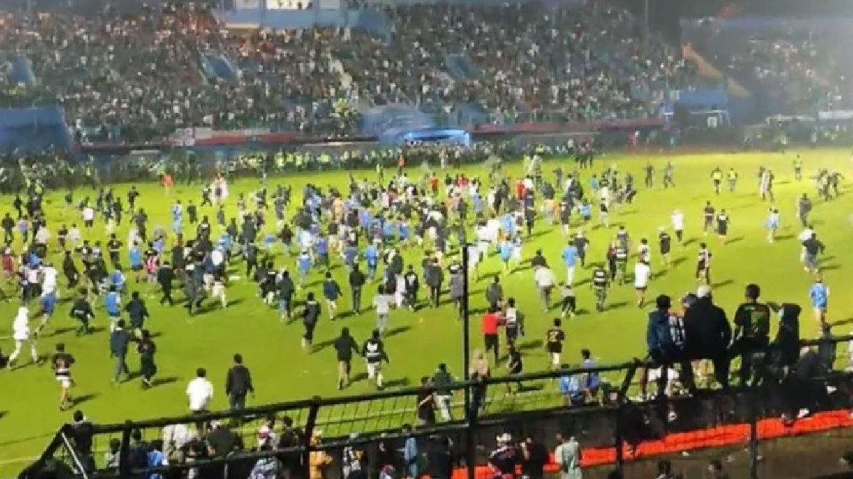 Indonesia: इंडोनेशिया में फुटबॉल मैच के बाद जमकर हिंसा, 127 की मौत, 150 से ज्यादा घायल