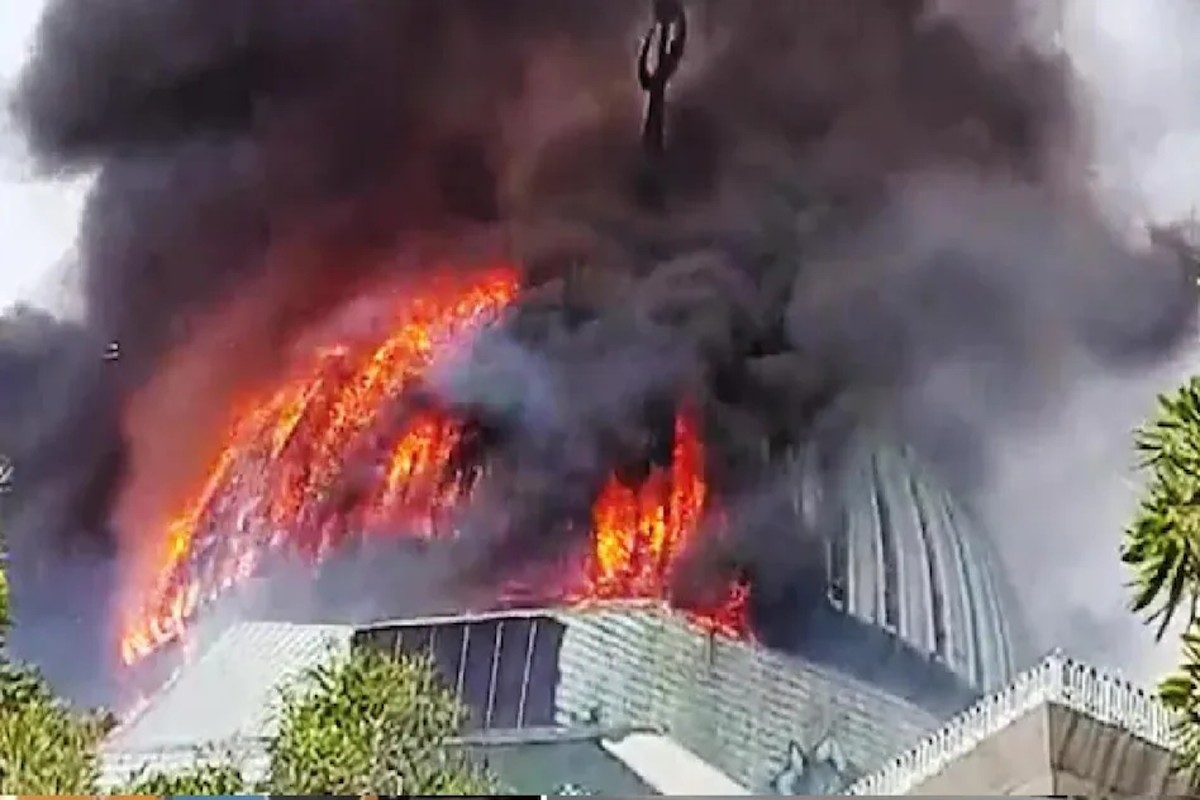 Indonesia: भयावह आग की जद में आकर मस्जिद हुई खाक, स्वाहा हुआ गगनचुंबी गुबंद, पुलिस ने लिया ये बड़ा एक्शन