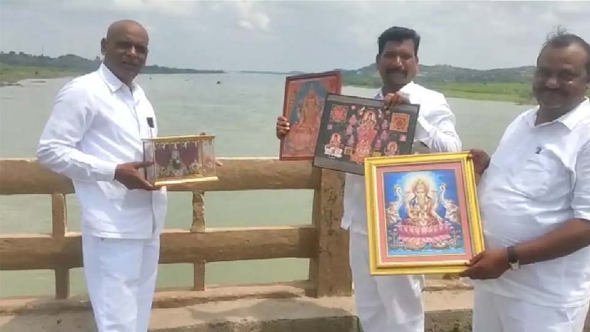 Row Over Deities: दिल्ली के बाद अब कर्नाटक में हिंदू देवी-देवताओं का अपमान, बौद्ध संगठन ने नदी में फेंकी तस्वीरें