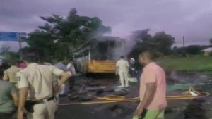 Accident: महाराष्ट्र के नासिक में कंटेनर से टकराने के बाद बस बनी आग का गोला, बच्चे समेत 10 से ज्यादा की मौत