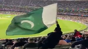 Pakistan Trolled: अपने देश का उल्टा झंडा लहरा रहा था पाकिस्तानी, भारतीयों ने कश्मीर का नाम लेकर ऐसे कसे तंज