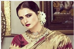 Rekha Beauty Secrets: 67 की उम्र में भी रेखा का ये निखार, जानें कैसे नेचुरल चीजों से बरकरार रखती हैं चेहरे का नूर