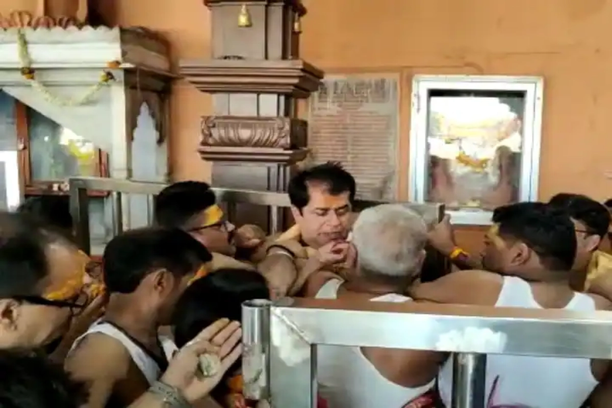 Ujjain News : महाकालेश्वर मंदिर के गर्भगृह में पूजा के दौरान श्रद्धालुओं में हुआ झगड़ा, हाथापाई का Video Viral