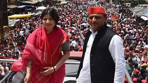 Mainpuri By-Election: सपा ने मैनपुरी उपचुनाव के लिए डिंपल यादव के नाम का किया ऐलान तो वहीं BJP भी परिवार के इस शख़्स को उतारकर चल सकती है बड़ा दाव