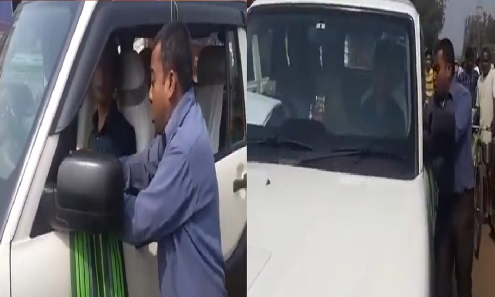 West Bengal: BDO ऑफिसर के सामने कुत्ते की तरह भौंकने लगा शख्स, राशन कार्ड पर गलत नाम लिखने की वजह से था परेशान