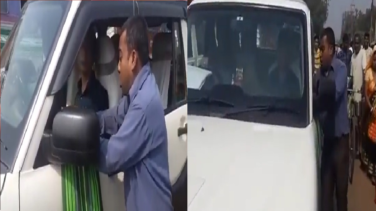 West Bengal: BDO ऑफिसर के सामने कुत्ते की तरह भौंकने लगा शख्स, राशन कार्ड पर गलत नाम लिखने की वजह से था परेशान